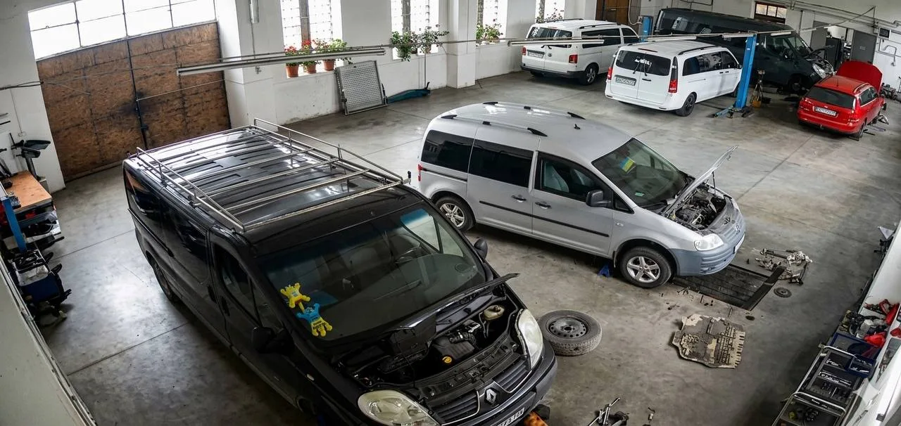 Загальний вигляд майстерні: кілька мікроавтобусів одночасно в роботі
